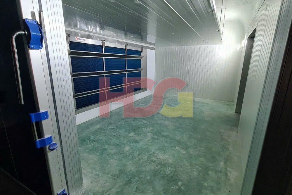 Bên trong hầm cấp đông gió: dàn lạnh trên vách panel và cửa hầm