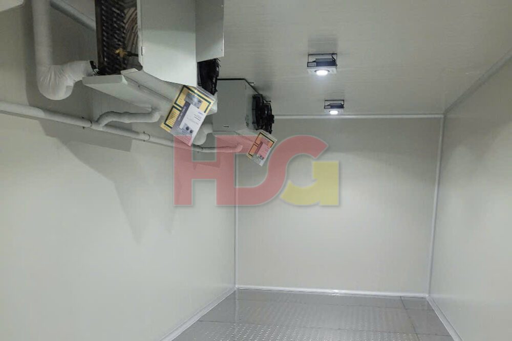 Bên trong kho bảo quản đông: dàn lạnh treo trần, vách panel và sàn nhôm gân